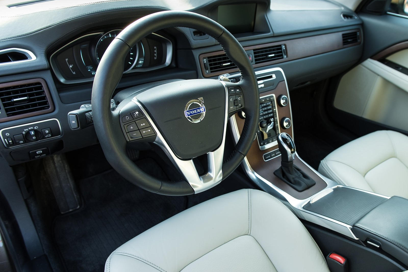 2016 Volvo XC70 Interior Photos | CarBuzz