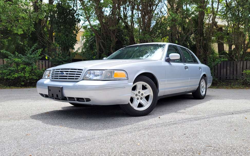 2002 Ford Crown Victoria LX Sport