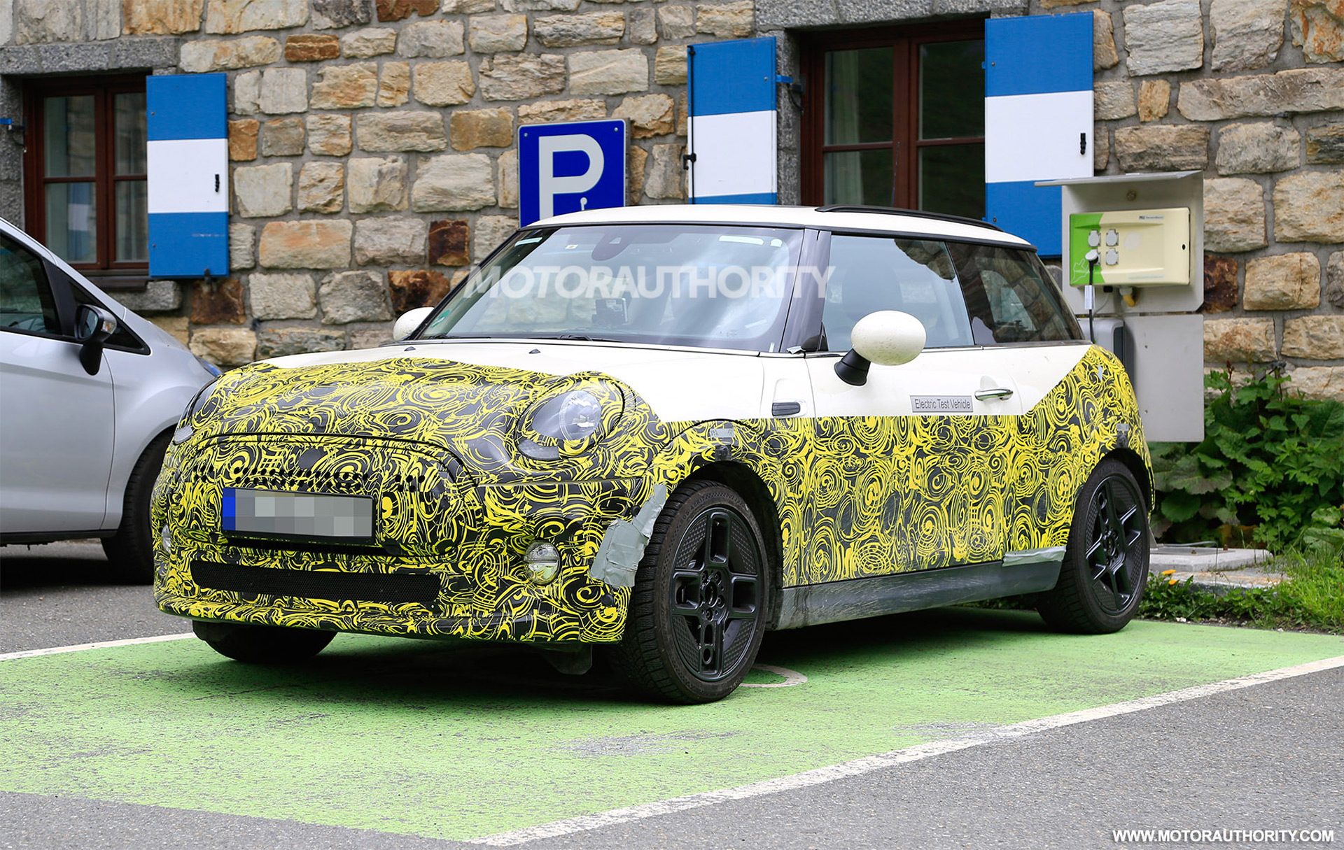 2020 Mini Cooper S E Hardtop spy shots