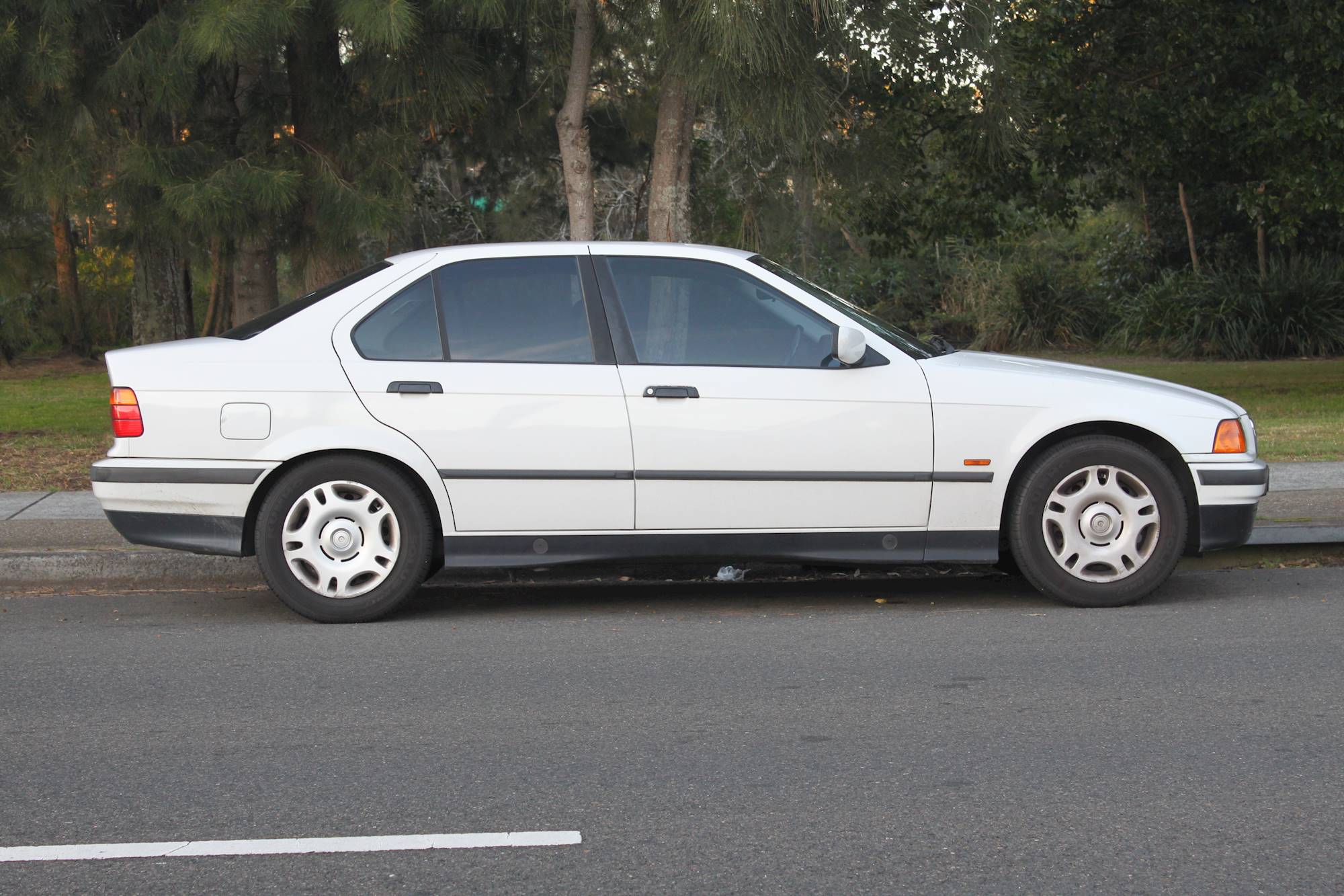 1997 BMW 318 is 2dr Coupe 5-spd manual w/OD