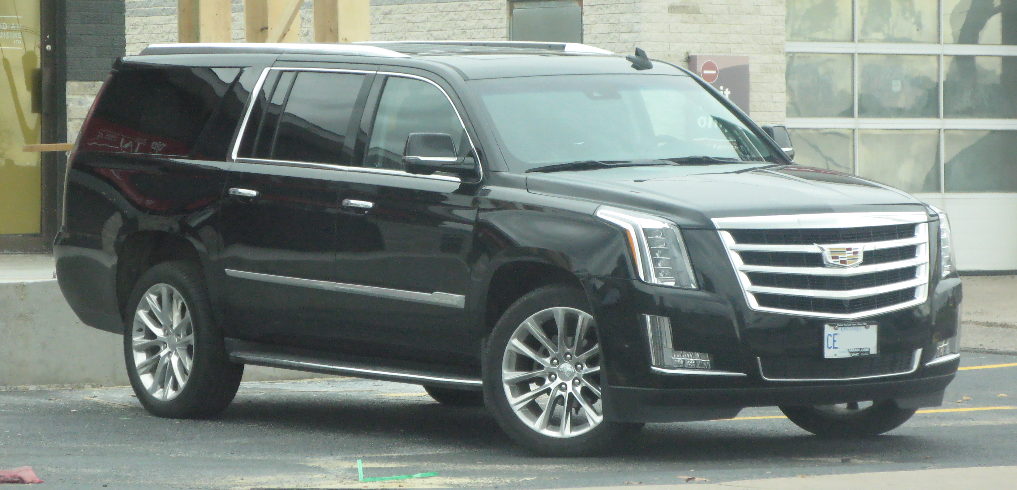 File:2018 Cadillac Escalade ESV Luxury, Front Right, 10-27-2020.jpg -  Wikimedia Commons