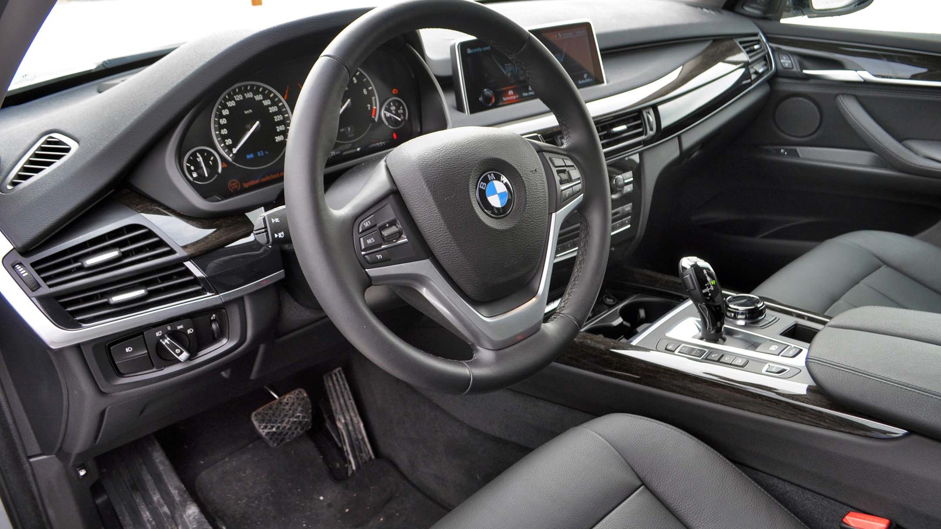 2017 BMW X5 40e vs 2017 BMW X5 35i Comparison Test Review | AutoTrader.ca