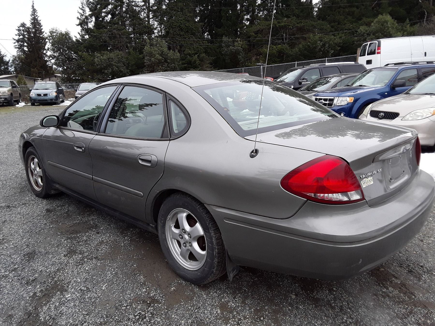 E3 -- 2004 FORD TAURUS SE , Green , 174192 KM's