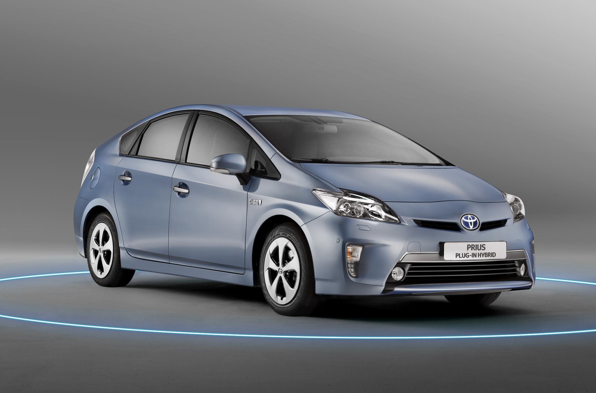 Toyota Prius Plug-In Hybrid (2012) - pictures & information