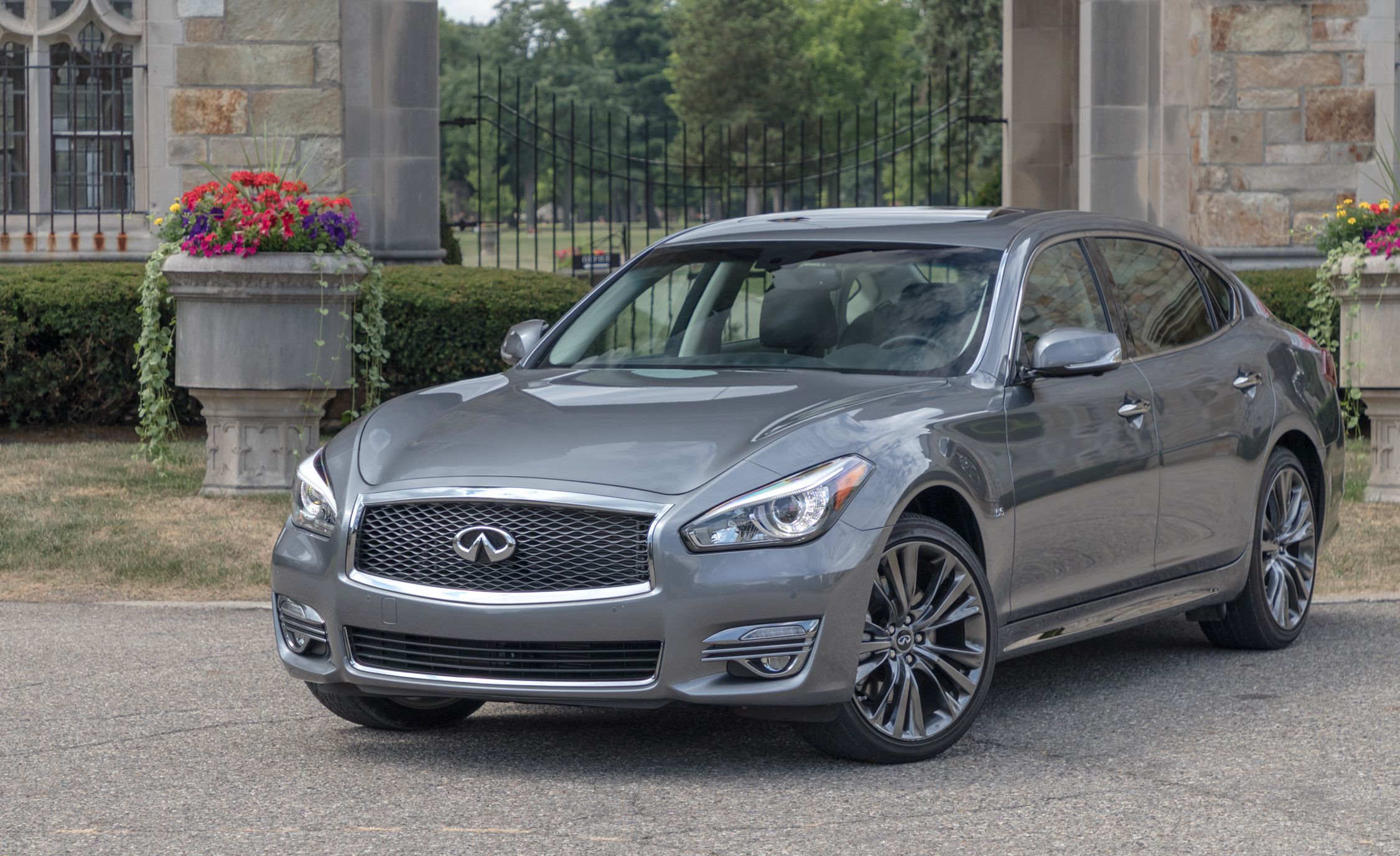 2017 Infiniti Q70 Review, Pricing, and Specs