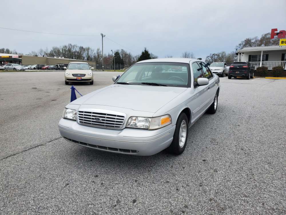 Ford Crown Victoria 2000 - Family Auto of Anderson