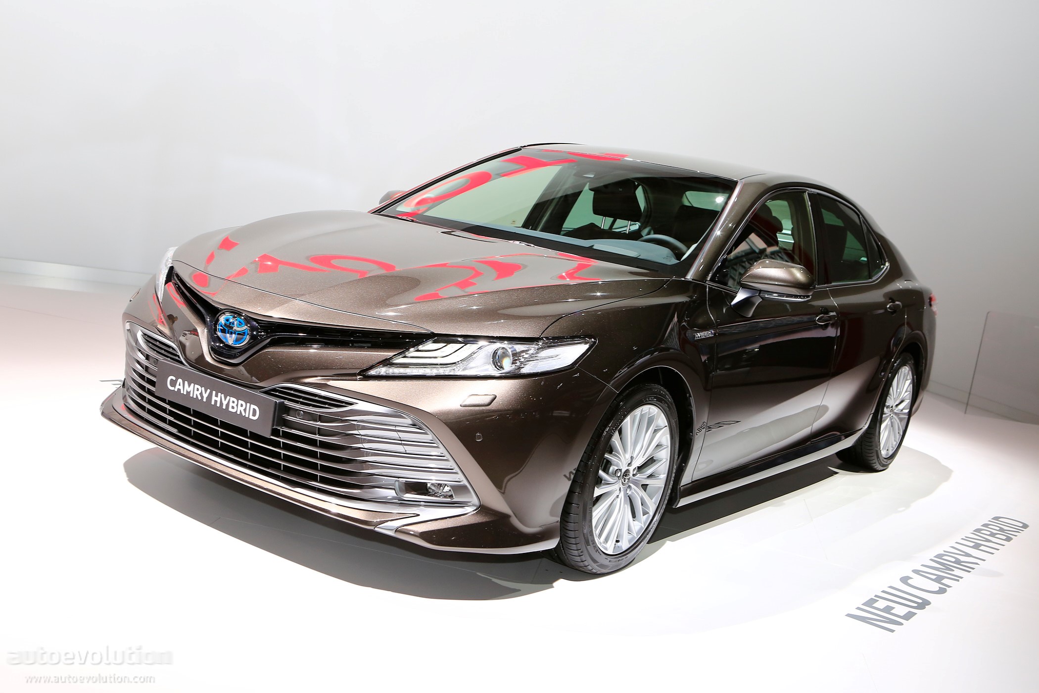 2019 Toyota Camry Shows Up In Paris With Hybrid Powertrain - autoevolution