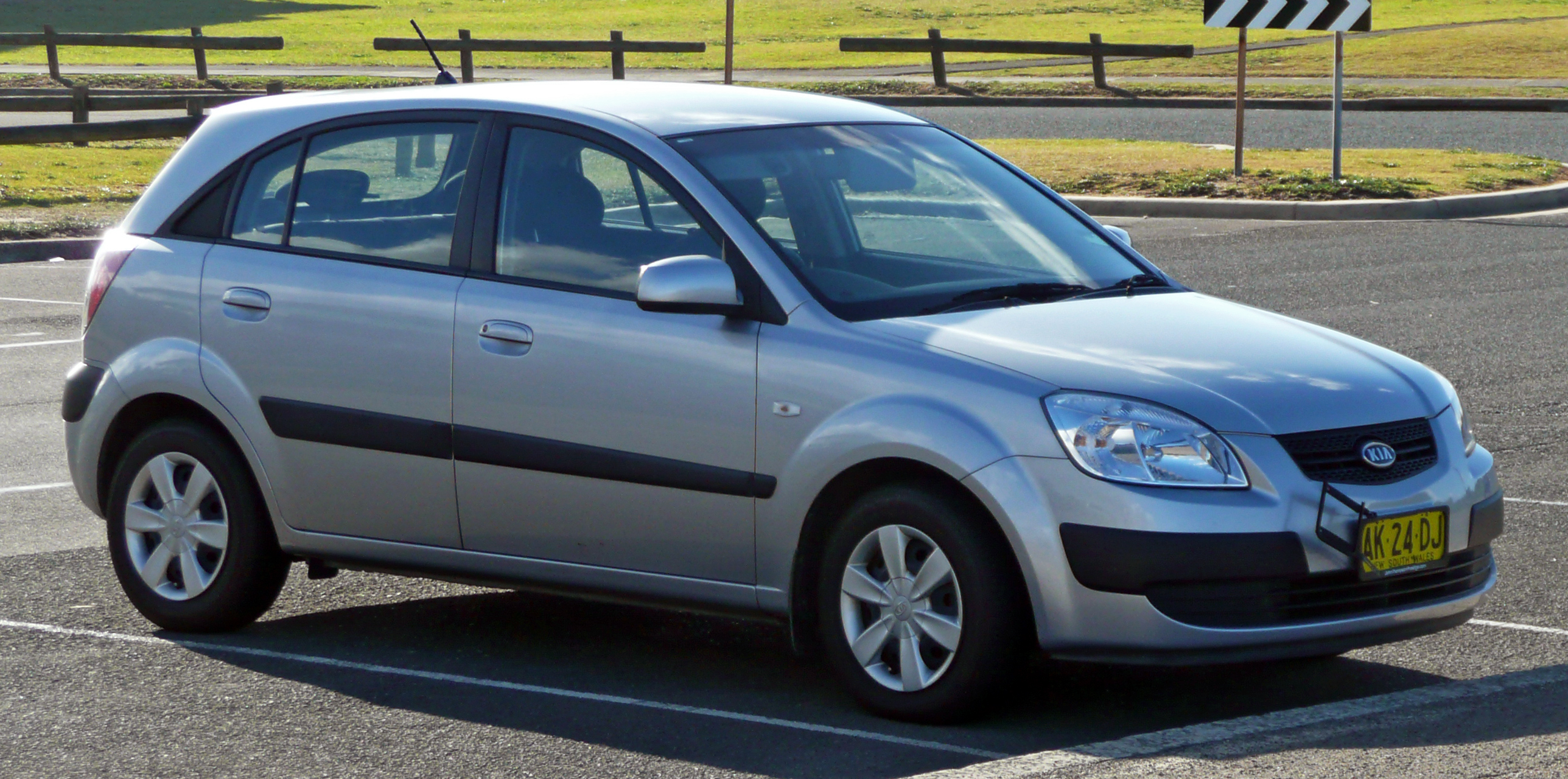 File:2005-2009 Kia Rio (JB) hatchback 01.jpg - Wikimedia Commons