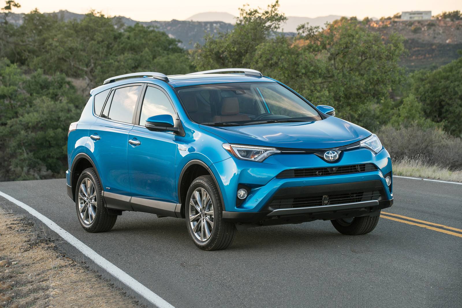 2017 Toyota RAV4 Hybrid Review & Ratings | Edmunds