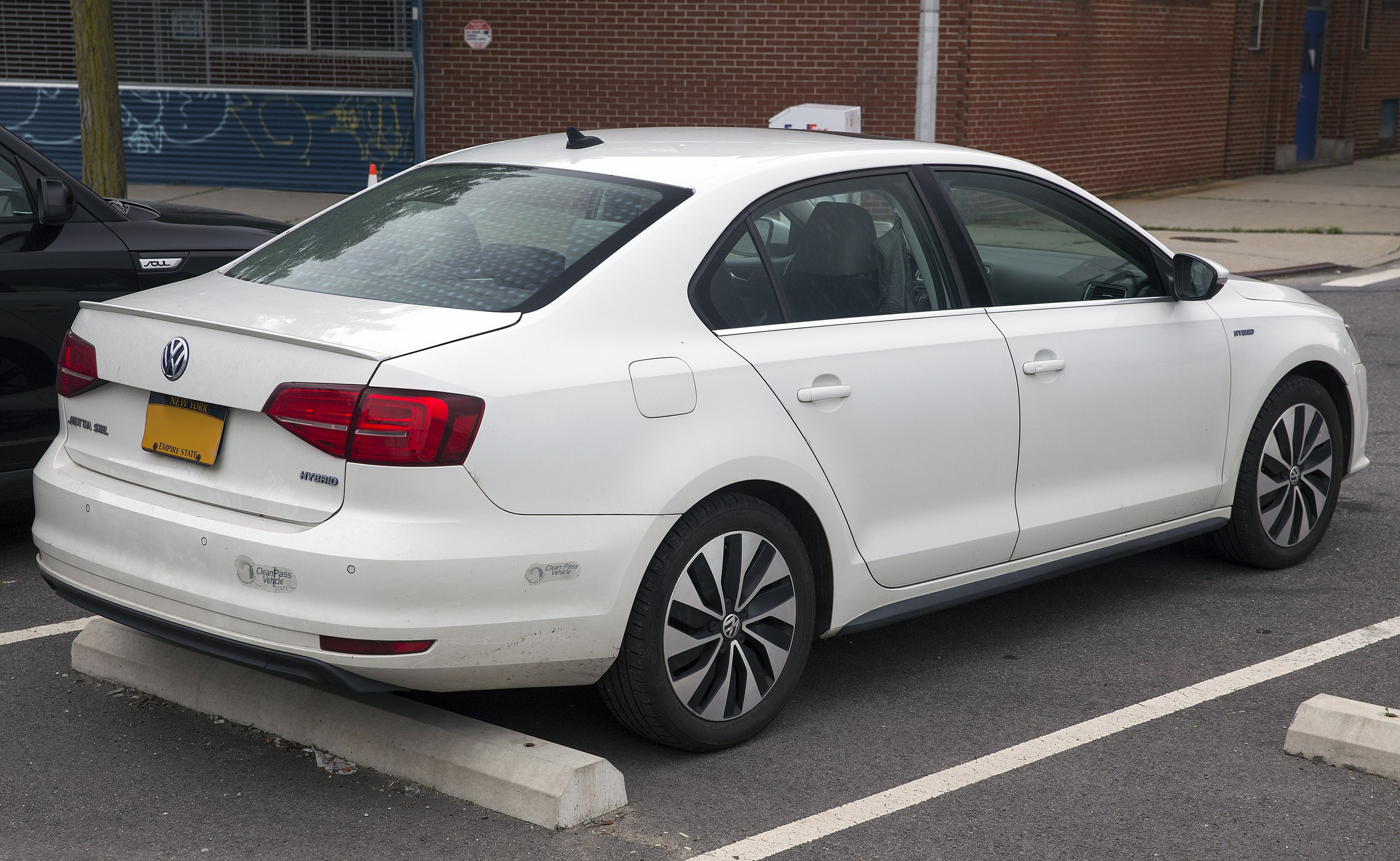 File:2015 Volkswagen Jetta Hybrid SEL in Pure White, rear right.jpg -  Wikimedia Commons