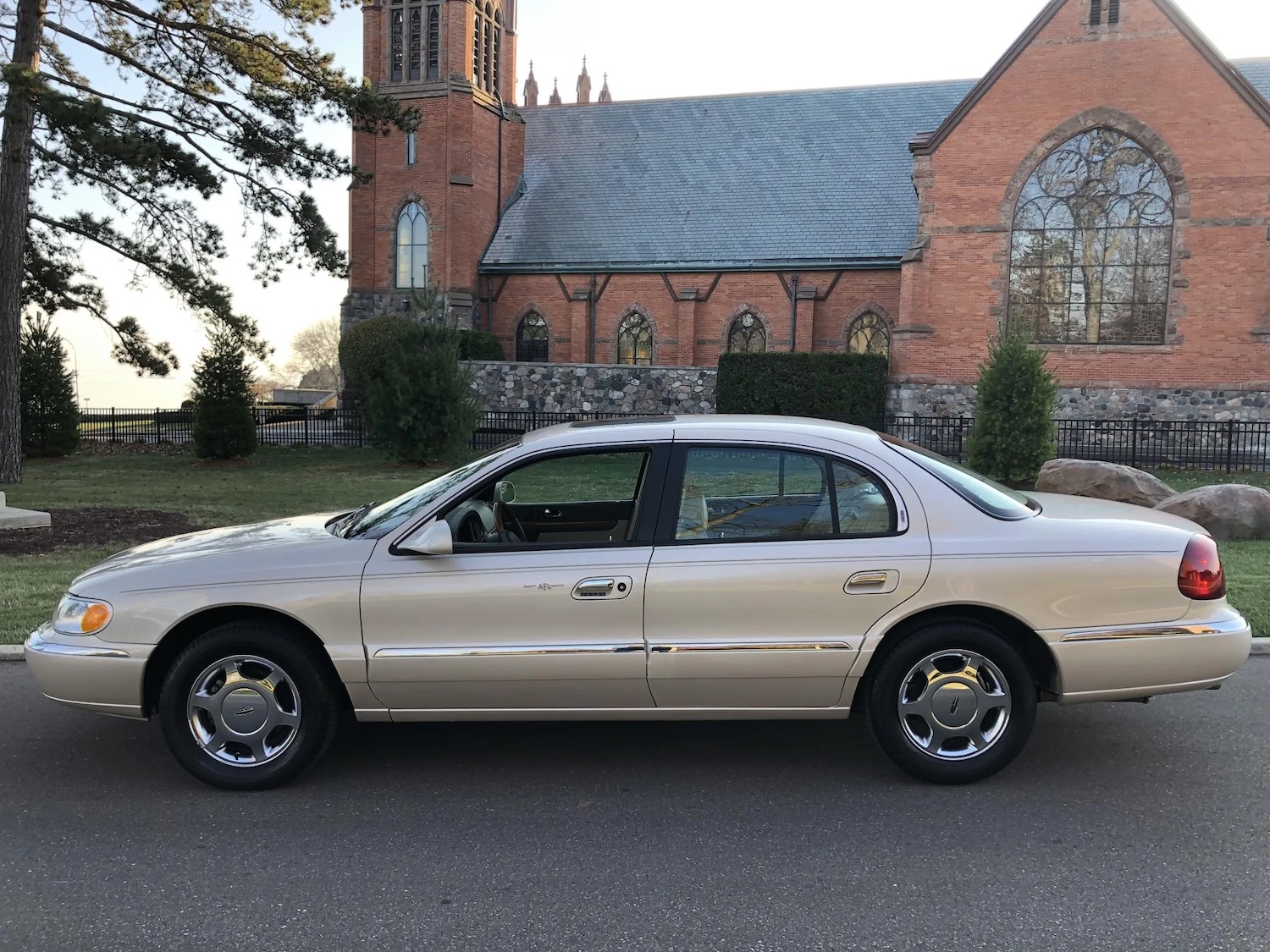 2000 Lincoln Continental With Just 33K Miles Up For Auction
