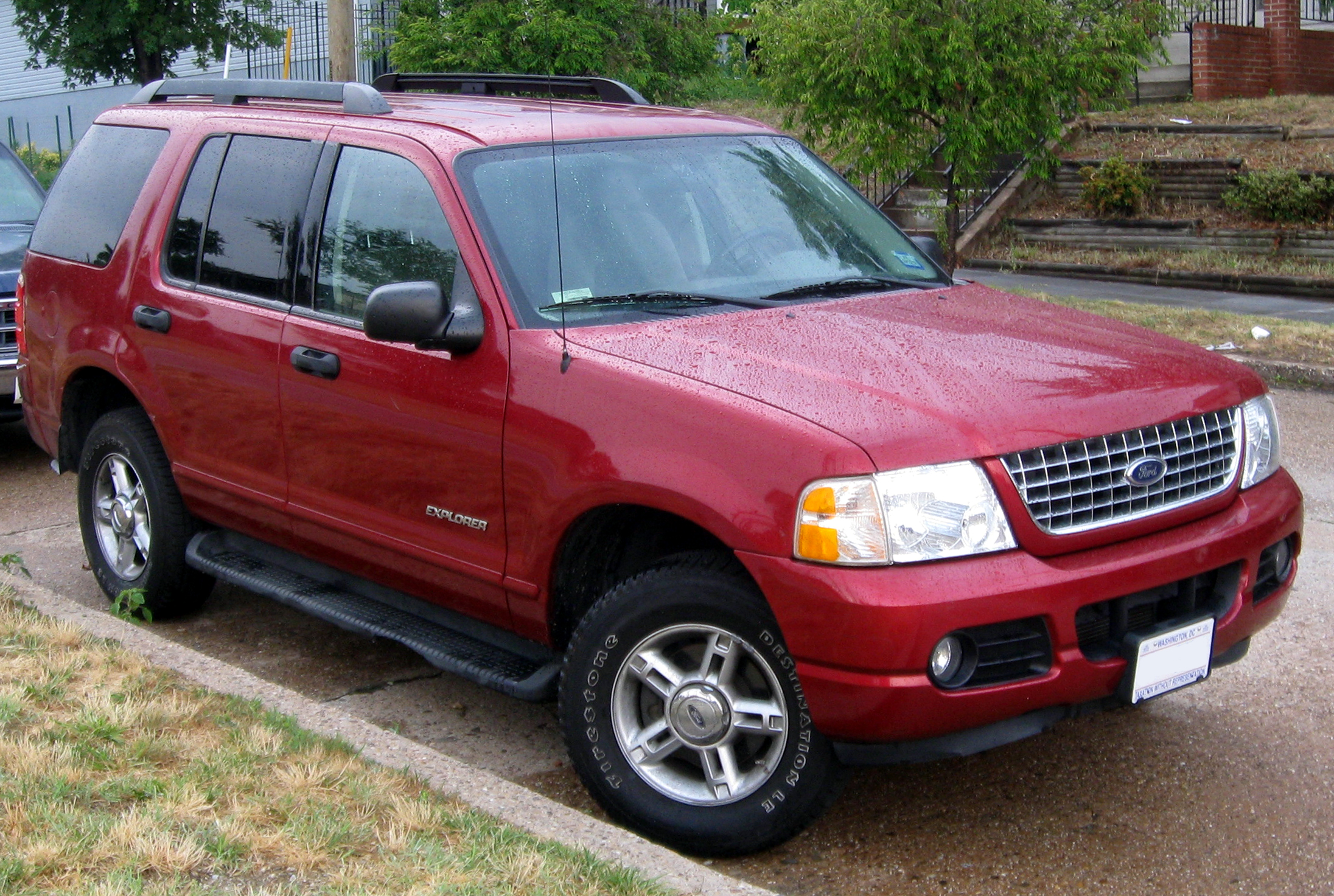 File:2002-2005 Ford Explorer -- 06-16-2011.jpg - Wikimedia Commons