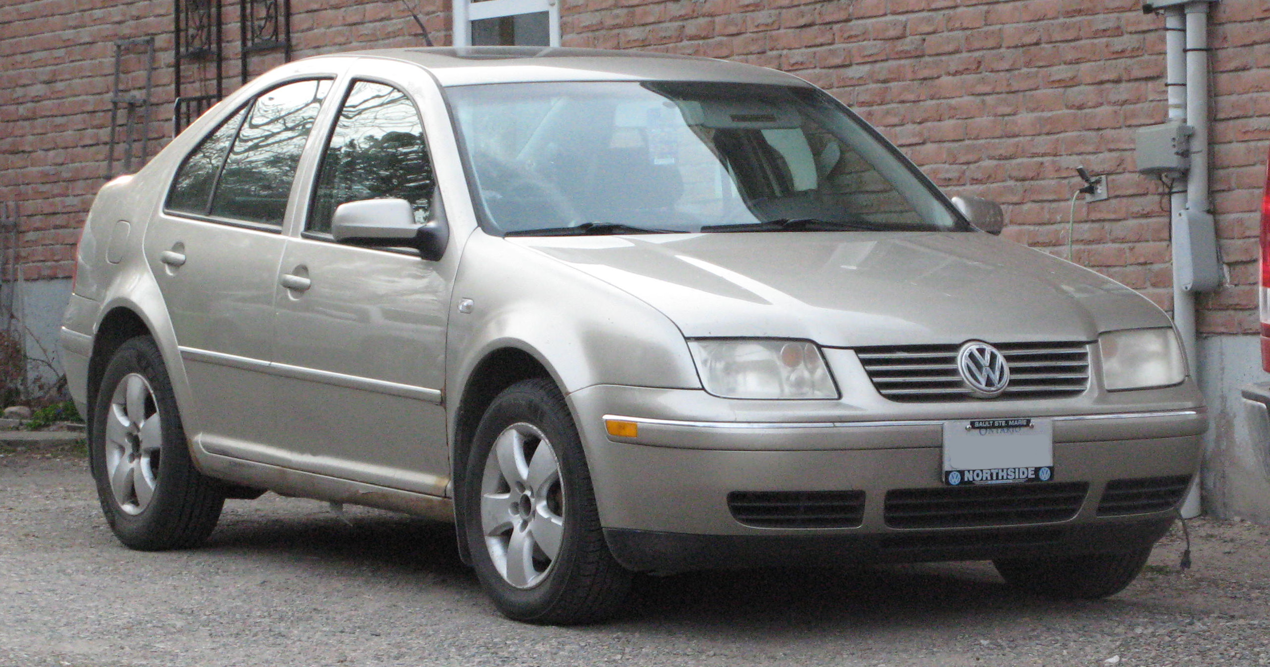 File:2004 Volkswagen Jetta GLS, Front Right, 05-13-2020.jpg - Wikimedia  Commons