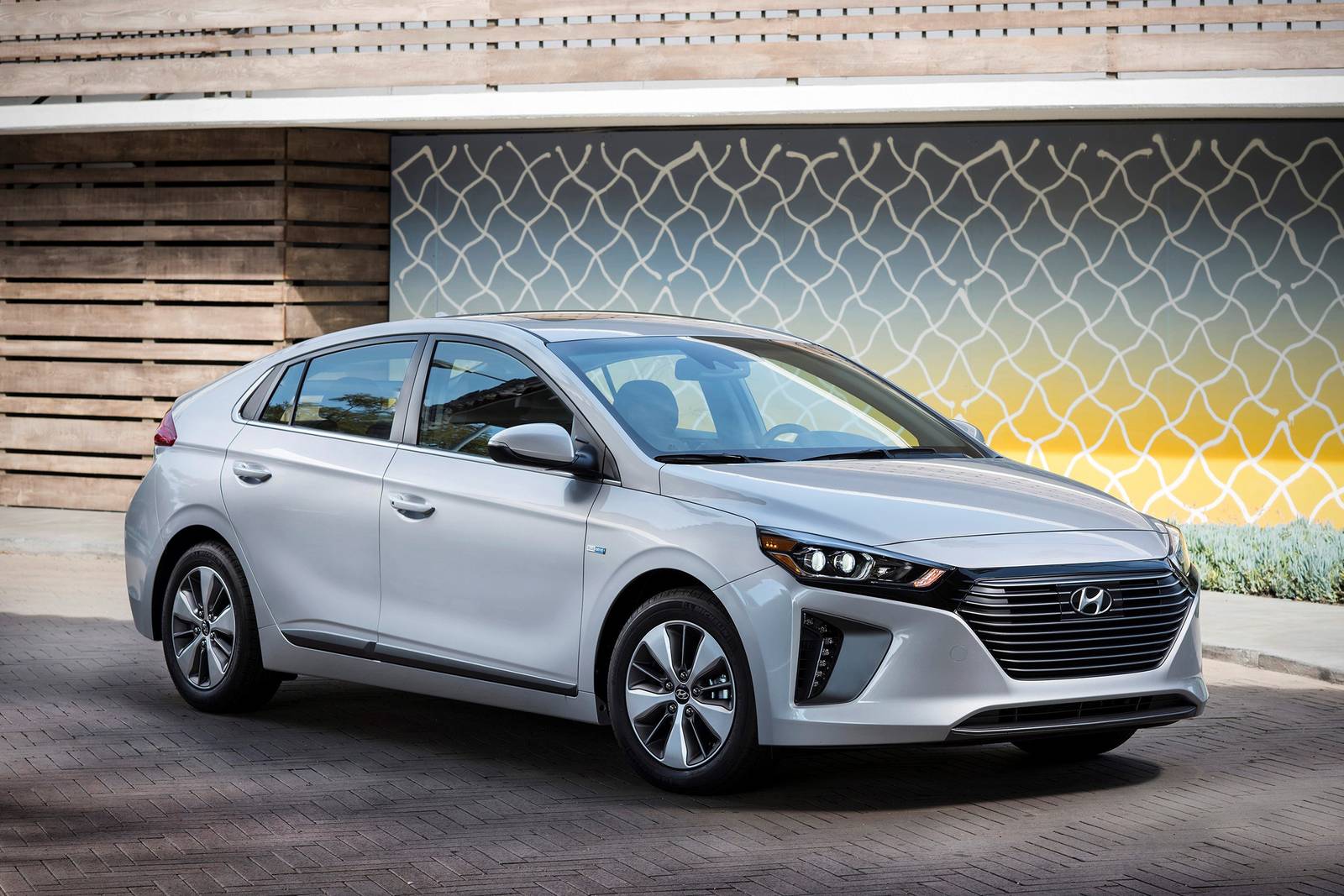 2018 Hyundai Ioniq Plug-In Hybrid Review & Ratings | Edmunds