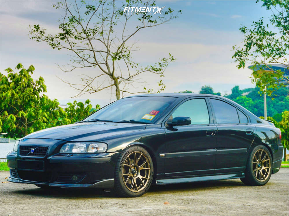 2004 Volvo S60 T5 with 18x8.5 Konig Ampliform and Michelin 245x40 on  Coilovers | 1169351 | Fitment Industries