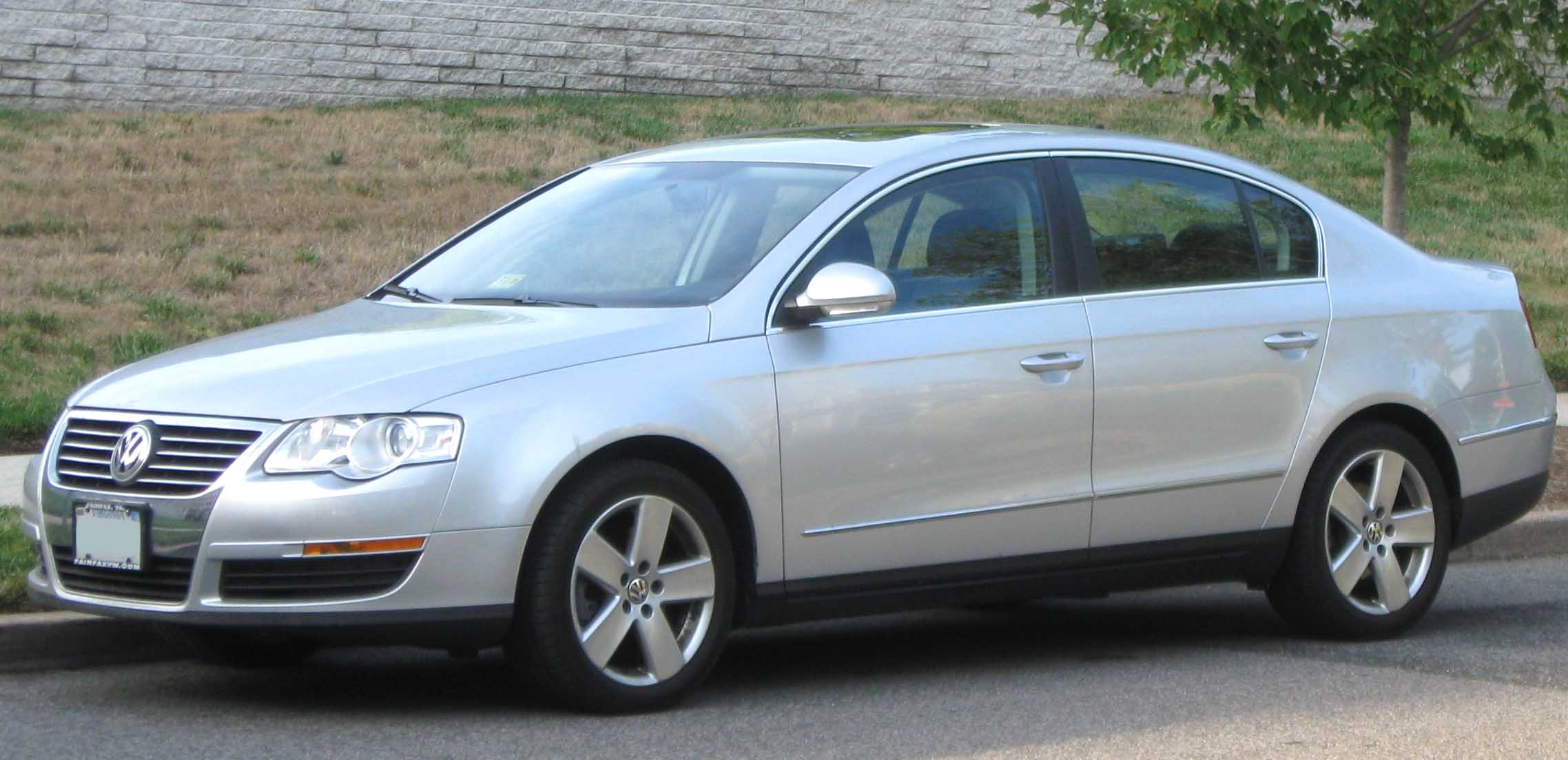 File:Volkswagen Passat sedan -- 07-22-2010.jpg - Wikimedia Commons