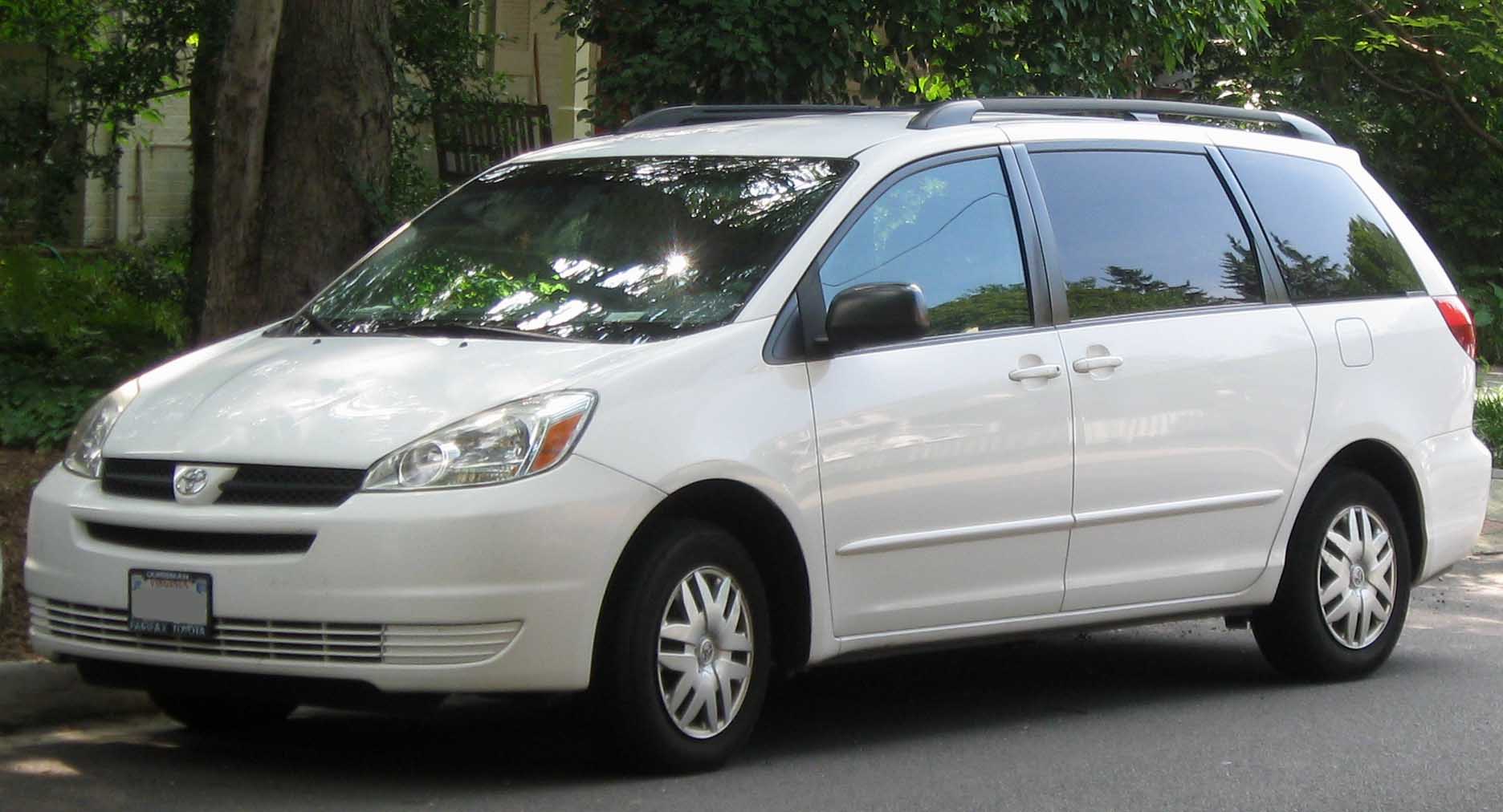 File:2004-2005 Toyota Sienna LE -- 07-15-2010.jpg - Wikimedia Commons