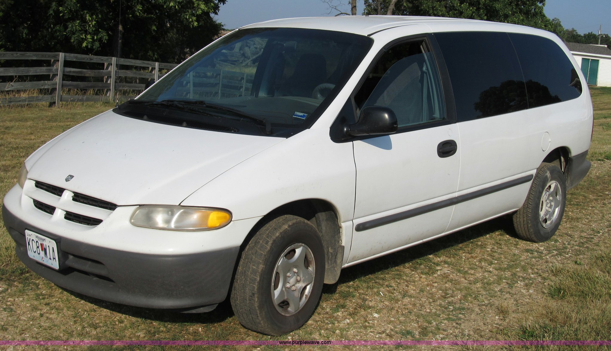 1997 Dodge Grand Caravan mini van in Fulton, MO | Item B2751 sold | Purple  Wave