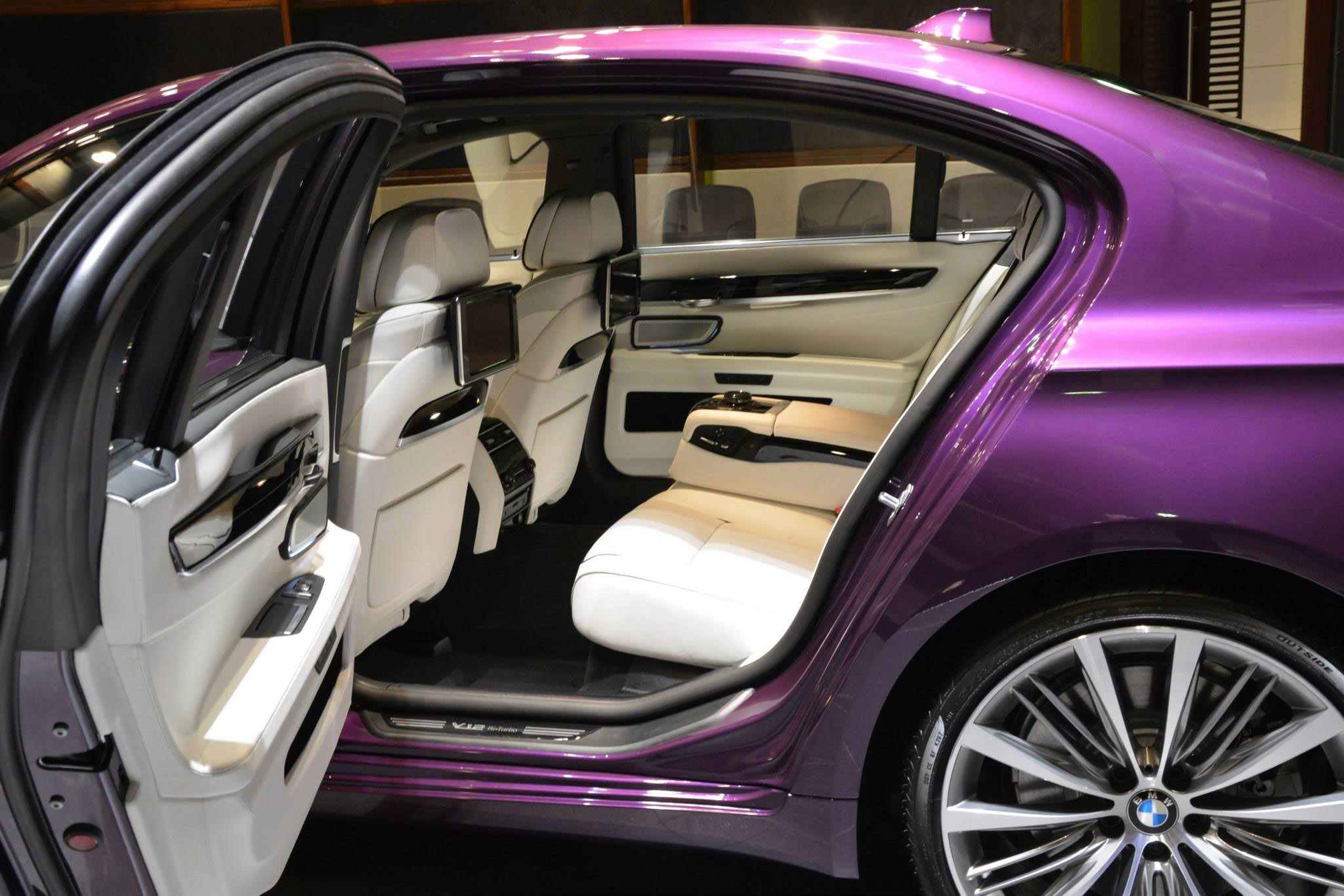 BMW 760Li V12M Biturbo in Twilight Purple (2015) - picture 10 of 20