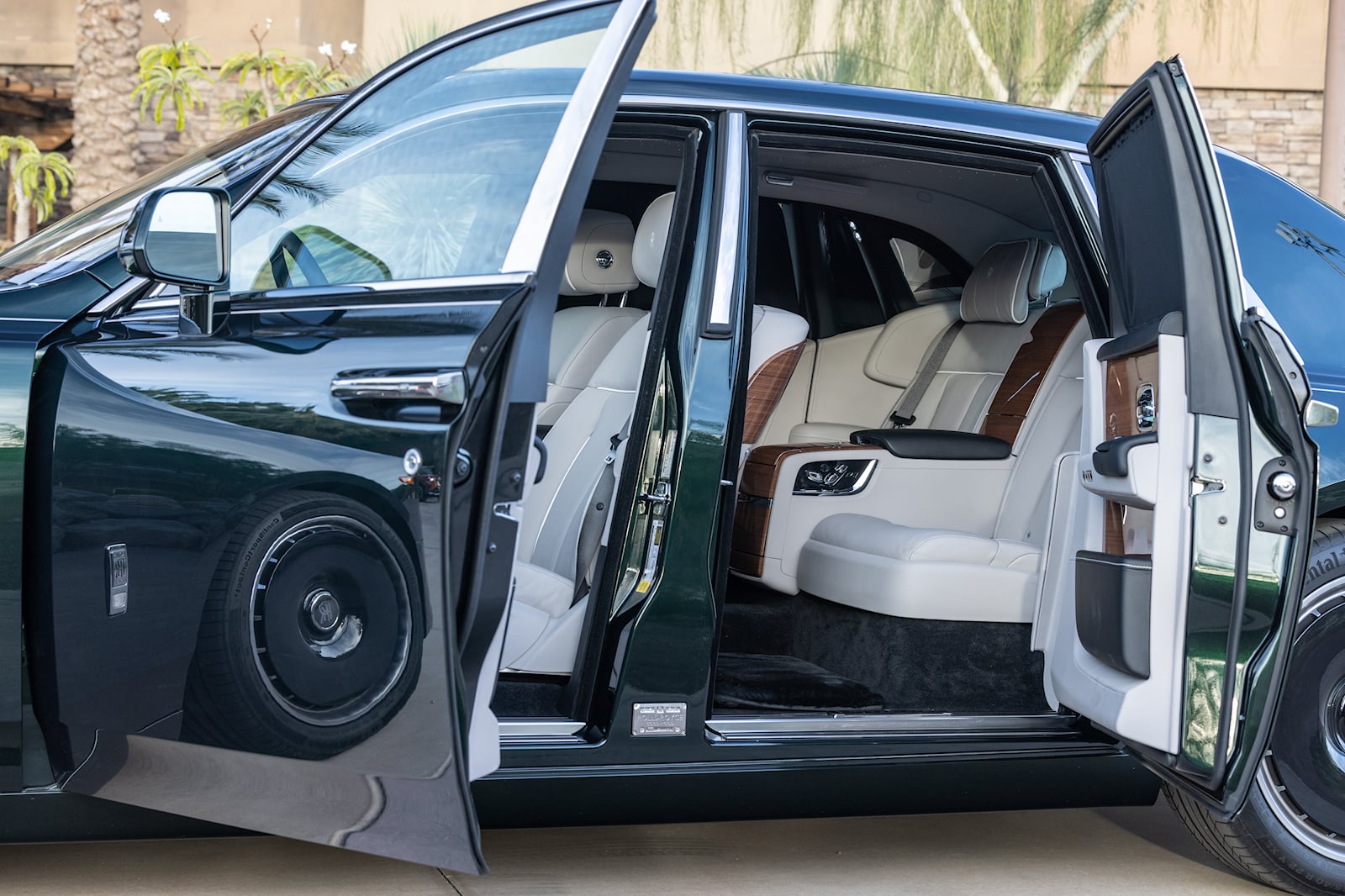 2022 Rolls-Royce Phantom Interior Dimensions: Seating, Cargo Space & Trunk  Size - Photos | CarBuzz