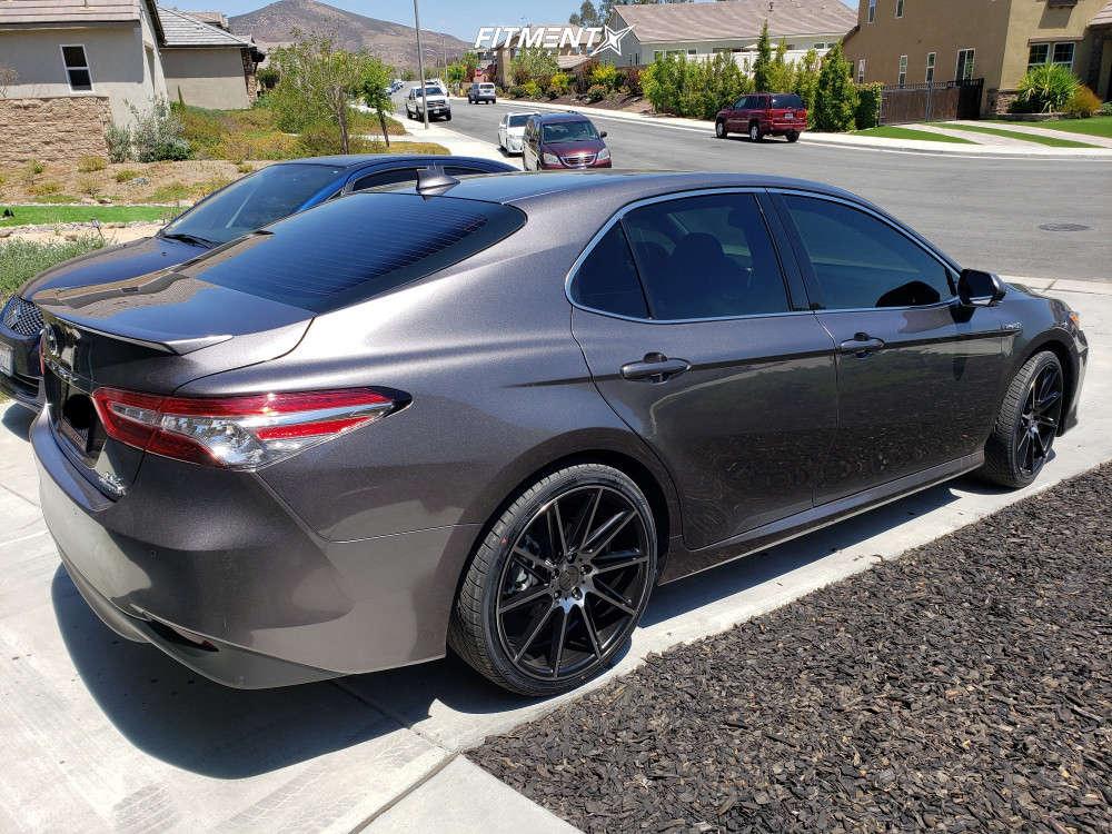 2019 Toyota Camry Hybrid XLE with 20x9 Verde Quantum and Vogue 245x35 on  Stock Suspension | 1222662 | Fitment Industries
