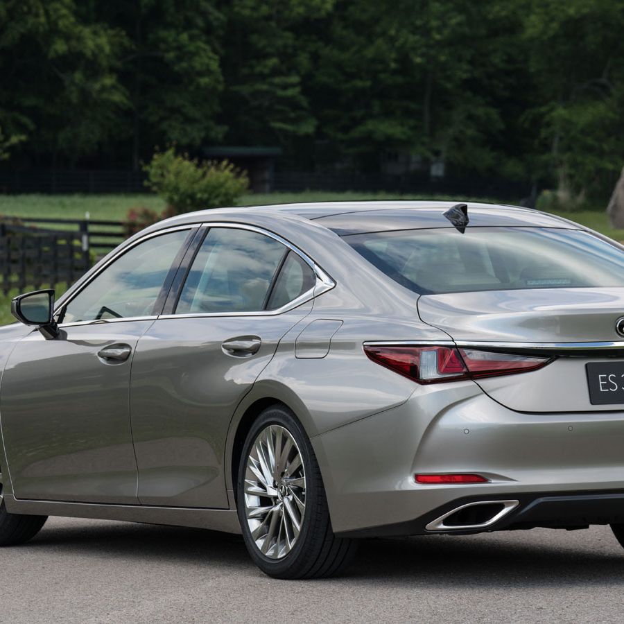 2019 Lexus ES 350 Ultra Luxury essentials: Nice car, but the name oversells  it