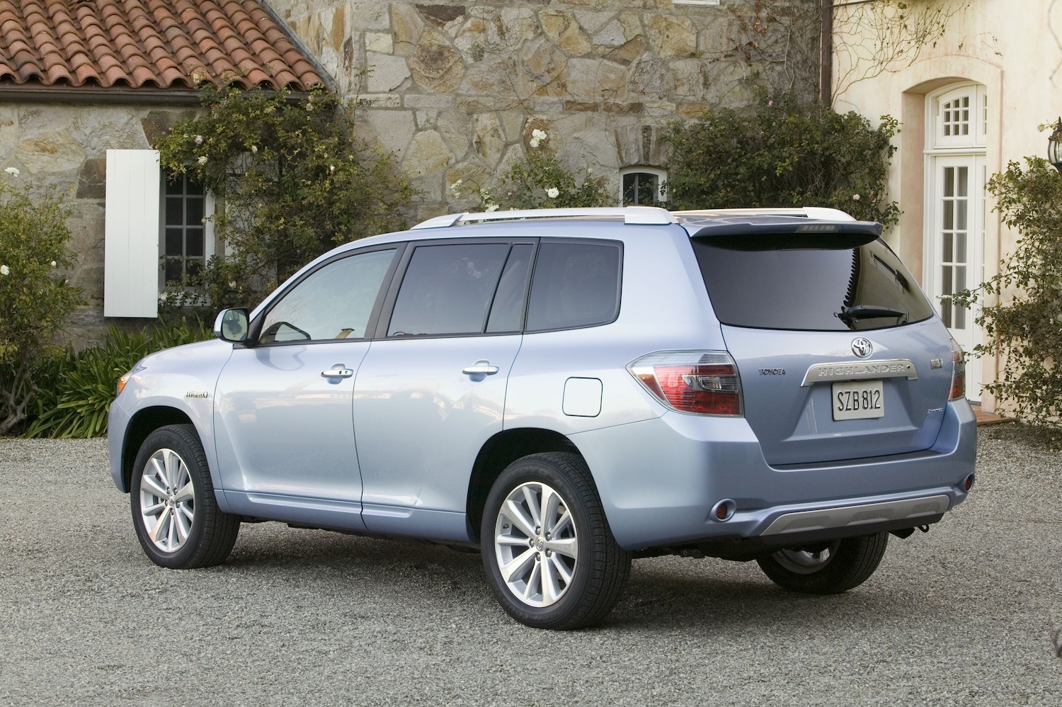 The 2009 Toyota Highlander Hybrid Is the Best Used Hybrid SUV Under $30K  for 2020