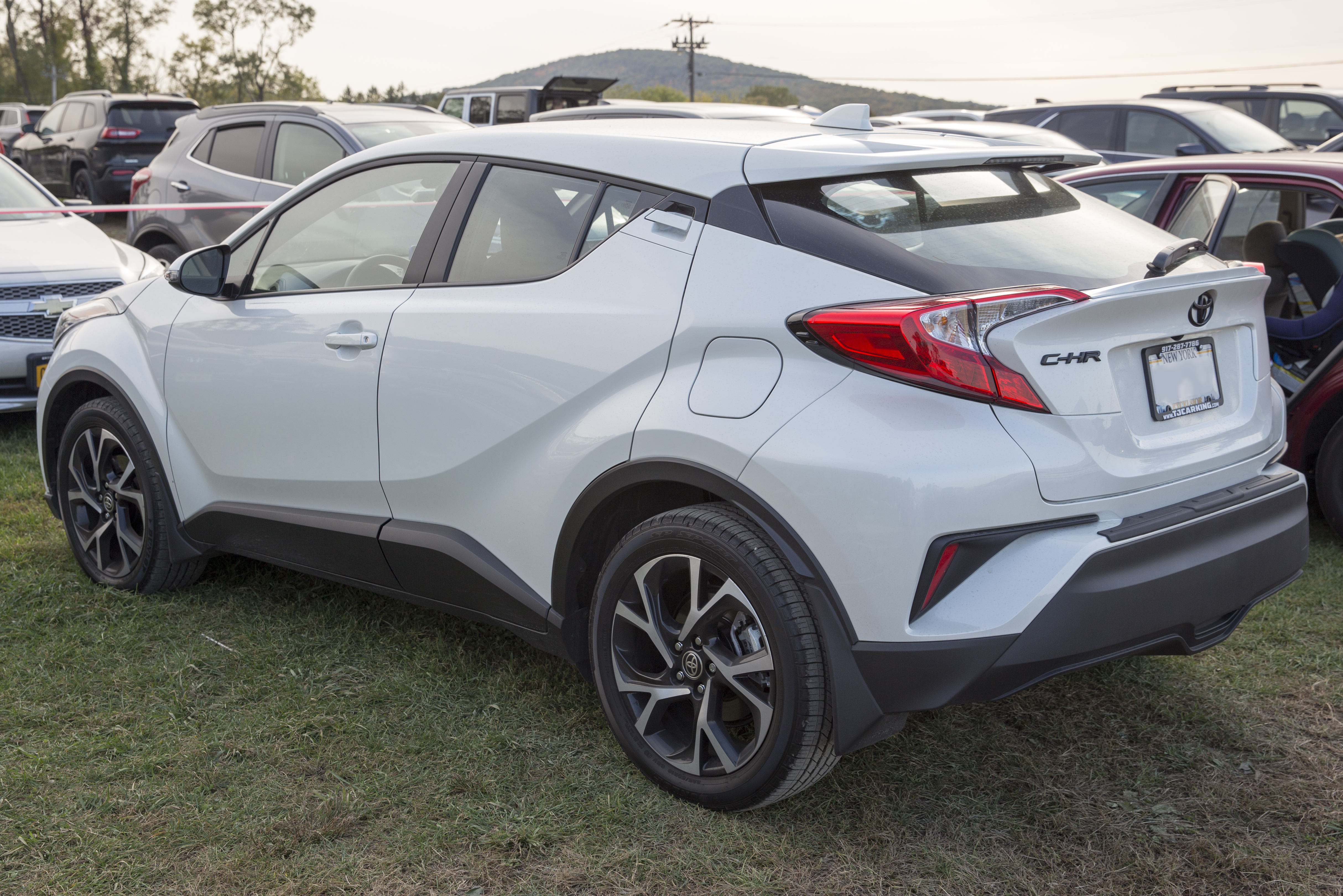 File:2020 Toyota C-HR XLE (ZGX10L) in White, rear left.jpg - Wikimedia  Commons