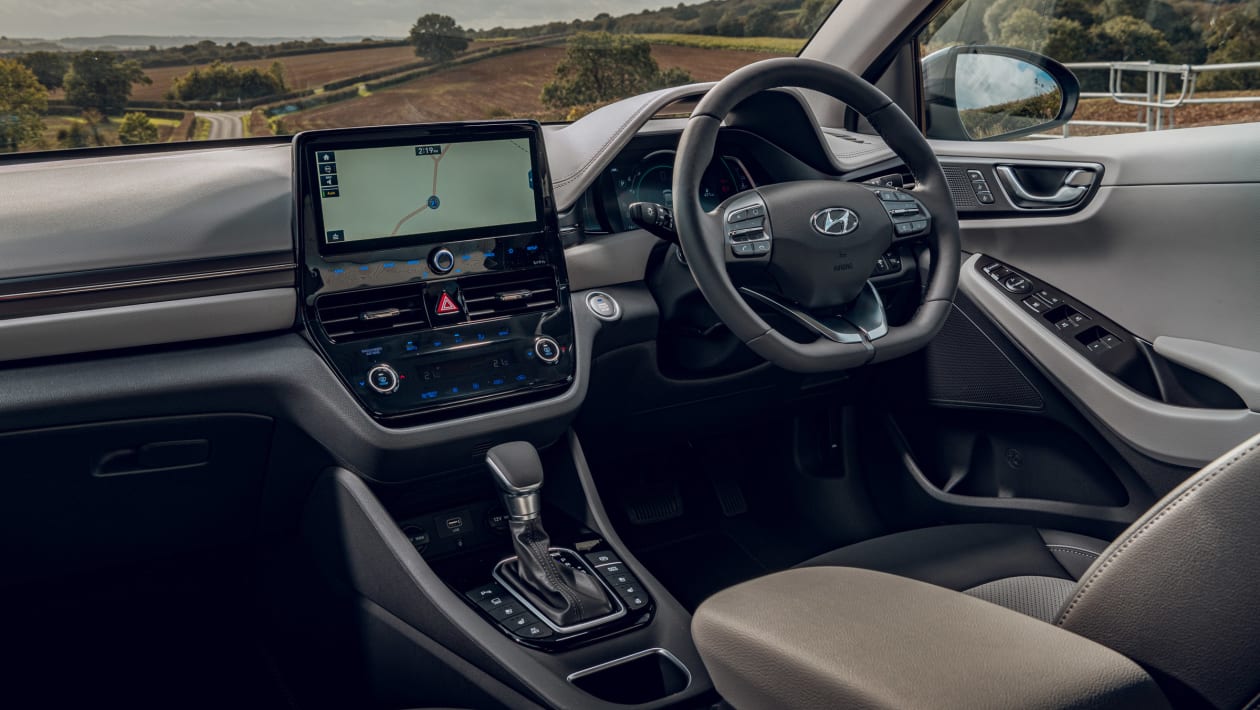 Hyundai Ioniq Plug-In (2016-2022) interior, dashboard & comfort |  DrivingElectric