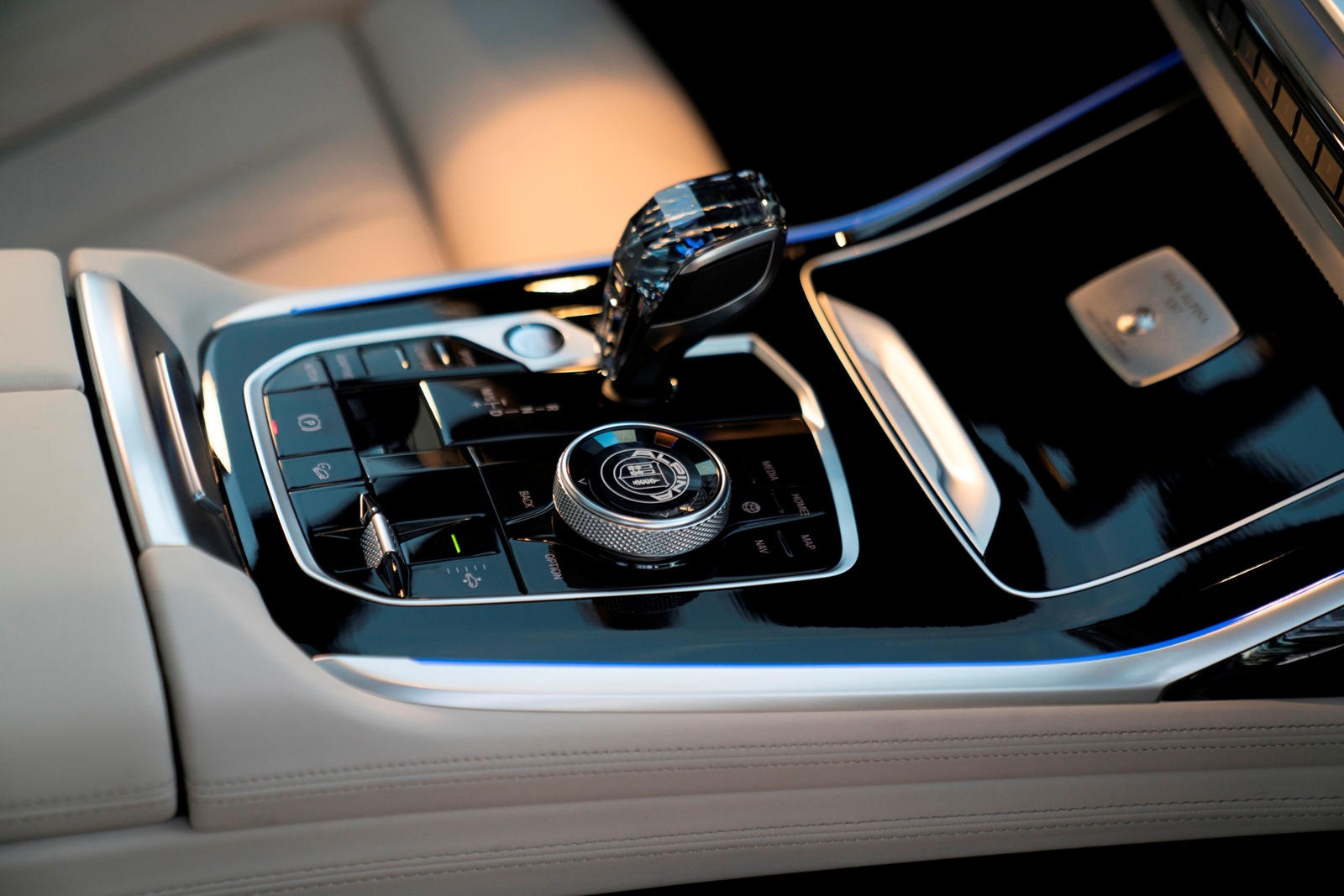 2022 BMW Alpina XB7 Interior Dimensions: Seating, Cargo Space & Trunk Size  - Photos | CarBuzz