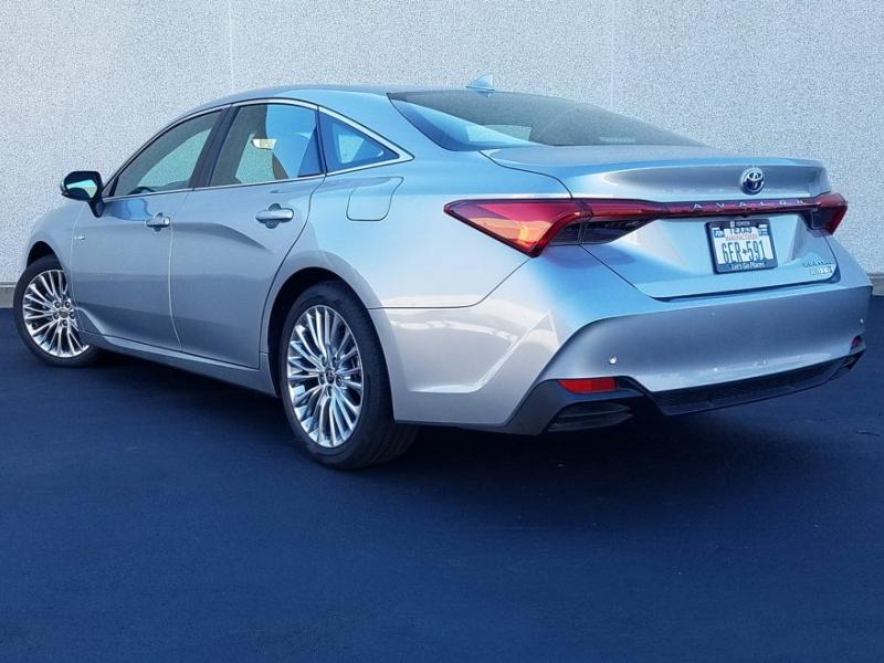 Test Drive Gallery: 2022 Toyota Avalon Hybrid Limited | The Daily Drive |  Consumer Guide® The Daily Drive | Consumer Guide®