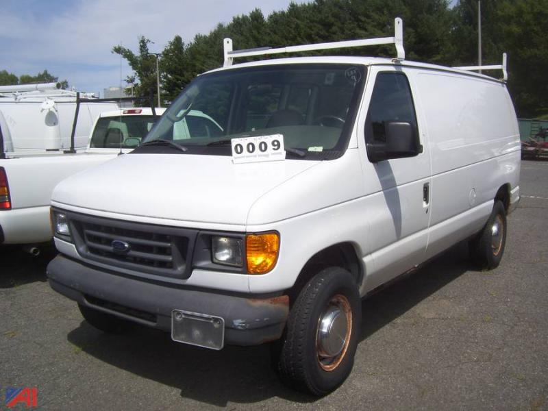 Auctions International - Auction: UMass Amherst Fleet-MA #25952 ITEM: 2004  Ford E350 Super Duty Van (M170)