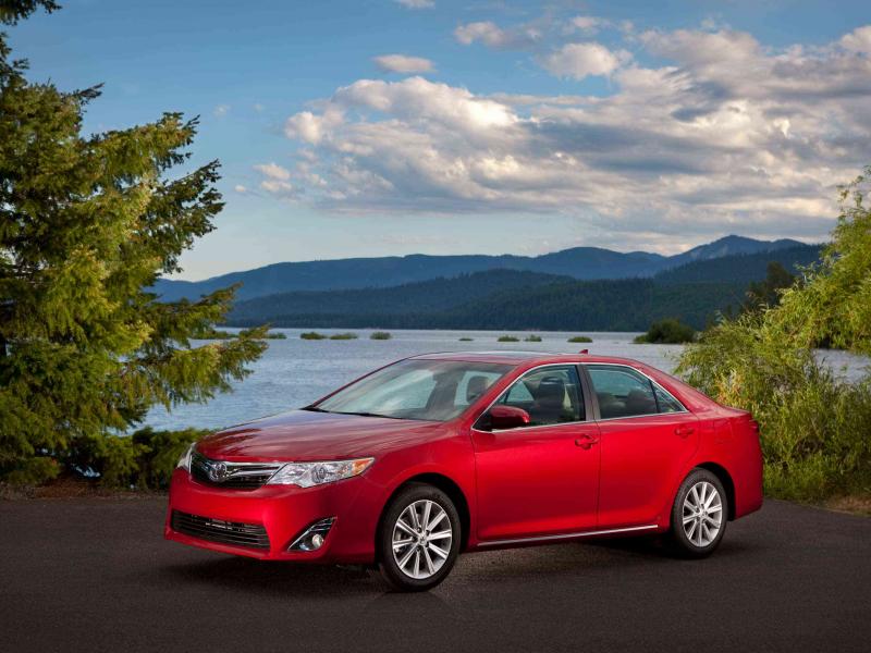 2013 Toyota Camry Hybrid Gains Interior, Tech Upgrades