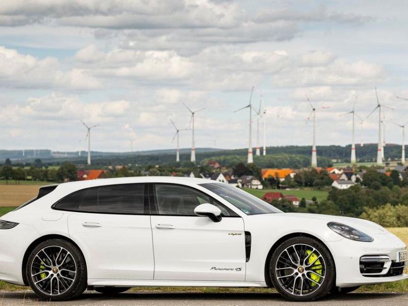 Porsche Panamera 4S E-Hybrid Sport Turismo Is a Perfect Road-Trip Wagon
