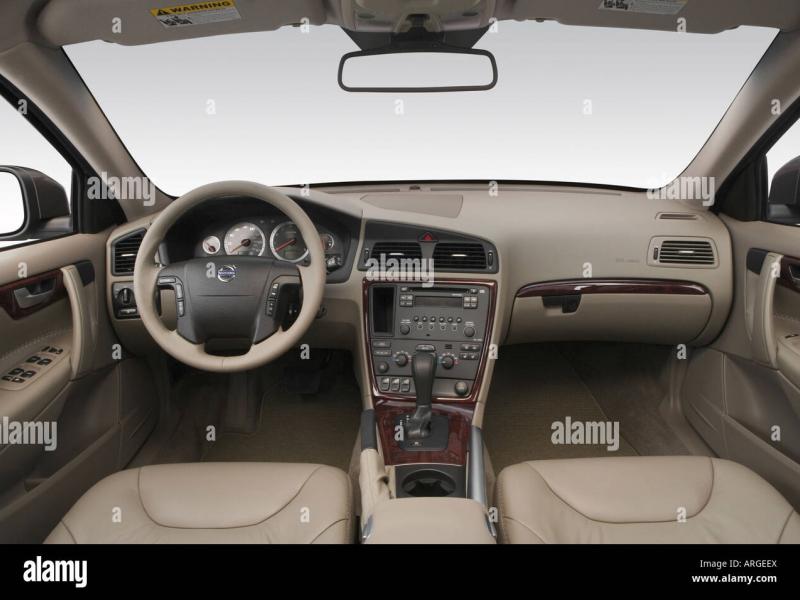 2007 Volvo XC70 2.5T in Beige - Dashboard, center console, gear shifter  view Stock Photo - Alamy
