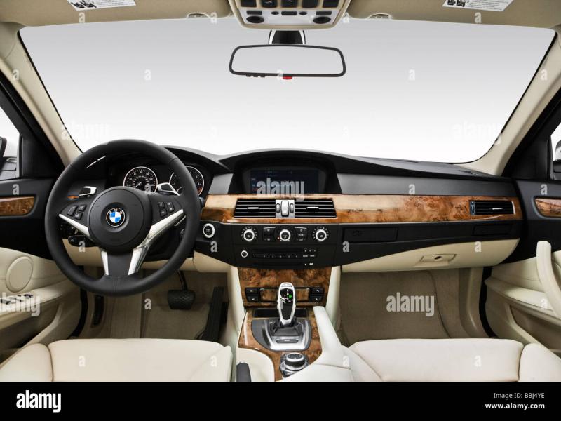 2009 BMW 5-series 550i in White - Dashboard, center console, gear shifter  view Stock Photo - Alamy