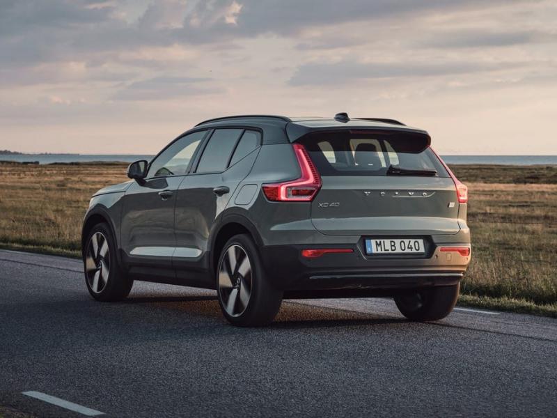 2023 Volvo XC40 Gets a New Face - CNET