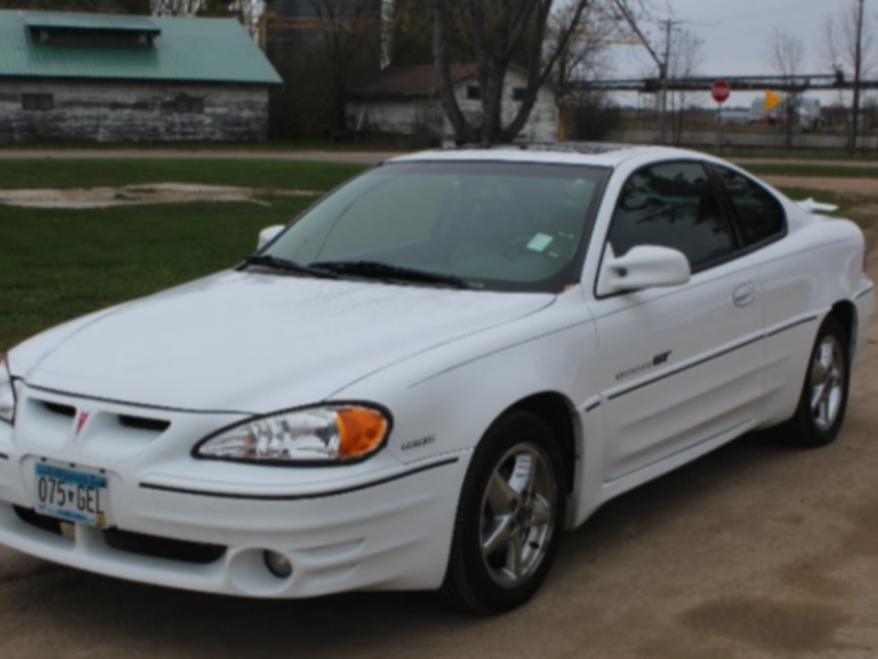 2001 Pontiac Grand Am GT. The official car of single dads still clinging to  their highschool days. : r/regularcarreviews