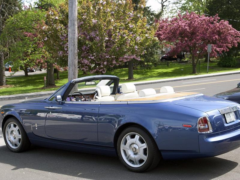 File:2009 Rolls-Royce Phantom Drophead Coupé, rear left (blue).jpg -  Wikipedia