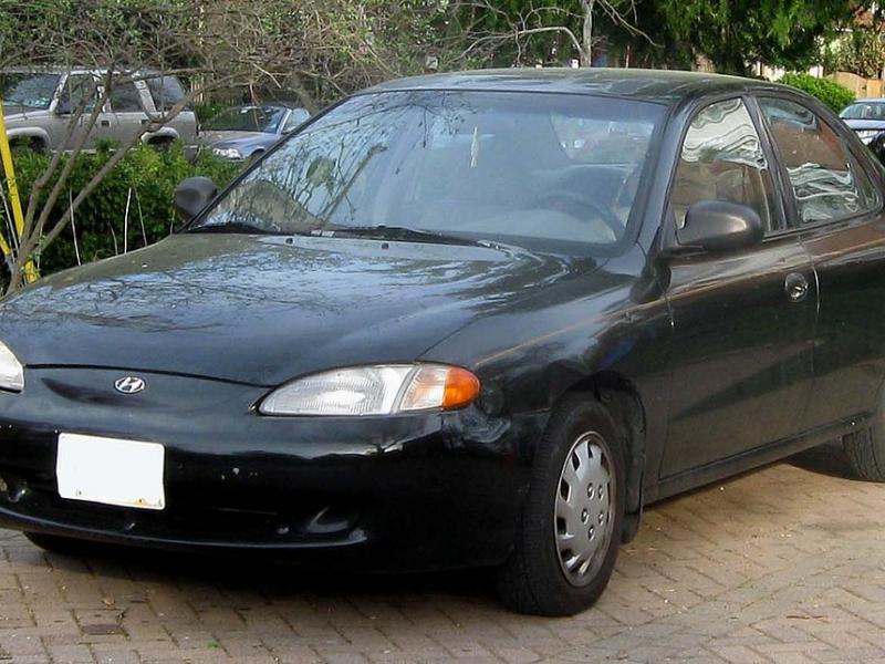 File:1996-1997 Hyundai Elantra sedan 1 -- 04-07-2010.jpg - Wikimedia Commons