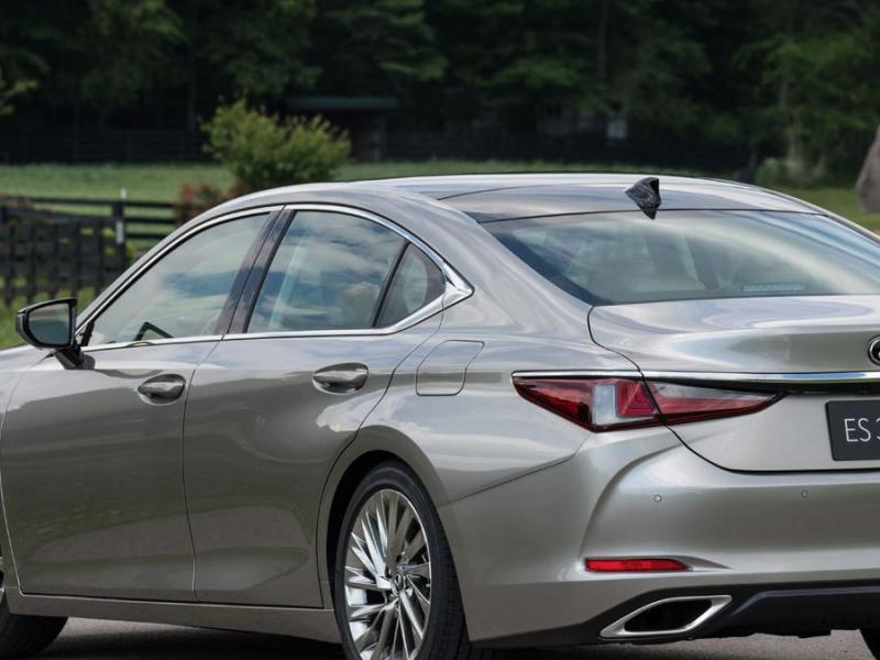 2019 Lexus ES 350 Ultra Luxury essentials: Nice car, but the name oversells  it